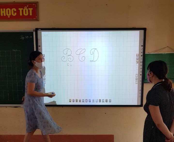 LAP DAT BANG TUONG TAC 105 INCH EIBOARD TAI TRUONG TIEU HOC